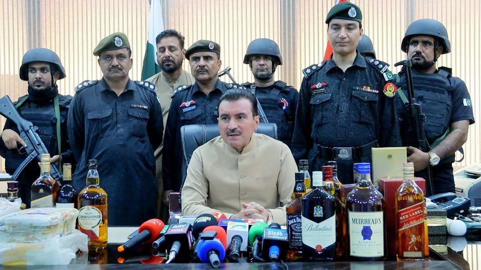 گڈانی میں منشیات و شراب اسمگلنگ کی بڑی کوشش ناکام، 3717 بوتلیں برآمد