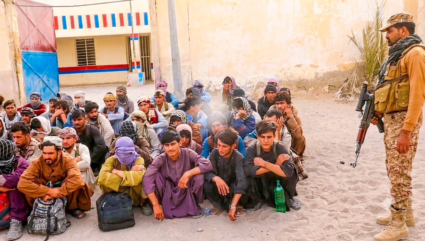 ایف سی بلوچستان کی بڑی کارروائی، انسانی اسمگلنگ کی کوشش ناکام، 140 غیر قانونی افغان شہری گرفتار