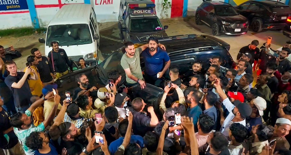سابق عالمی باکسنگ چیمپئن عامر خان کا لیاری فٹبال اسٹیڈیم میں شاندار استقبال