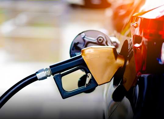 حکومت کا پٹرولیم مصنوعات کی قیمتوں کا روزانہ تعین کرنے کا فیصلہ، پٹرول اور ڈیزل مہنگے
